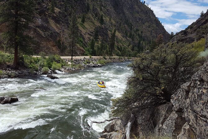 river-whitewater-rafting-day-trip-in-salmon