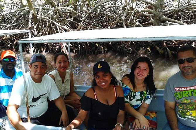 roatan-mangrove-tunnel-culture-tour-on-a-water-taxi-tuk-tuk
