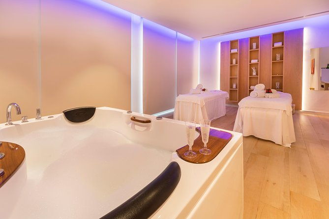 romantic-couple-massage-spa-entry-and-private-jacuzzi-with-cava