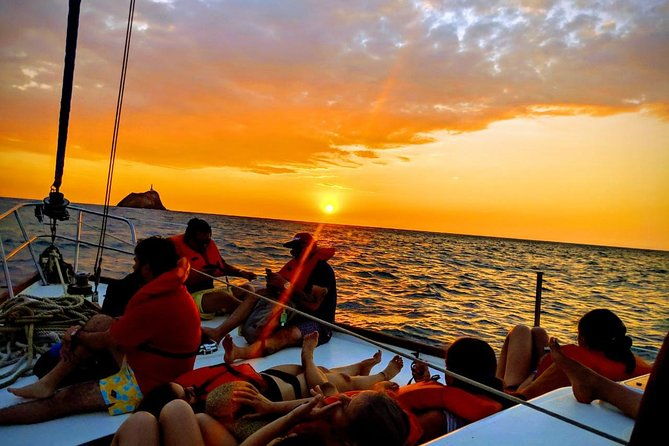 sailing-to-tayrona-with-luis-and-his-team-unique