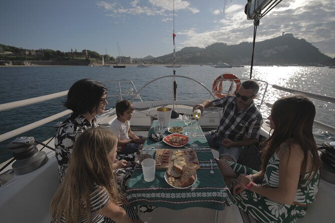 san-sebastian-private-sailing-at-la-concha-beach-pasai-donibane