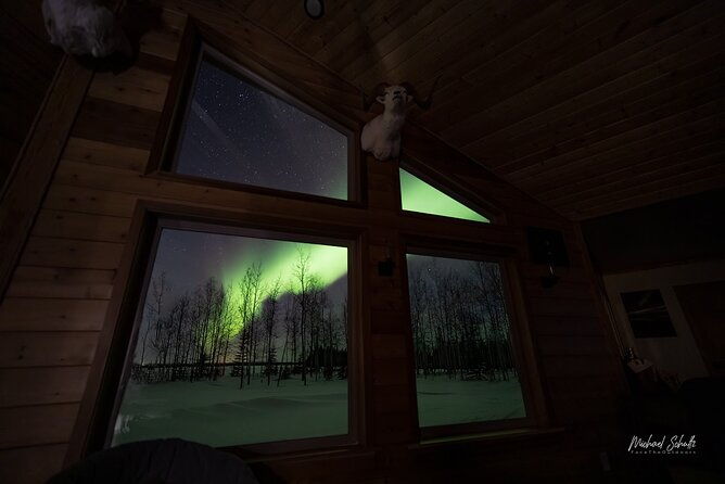 small-group-northern-lights-lodge-tours-from-fairbanks-solo-traveler