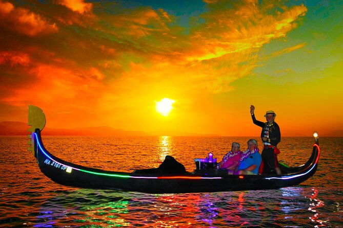 small-group-venetian-gondola-cruise-in-waikiki-with-pastries