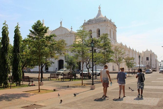 small-group-walking-excursion-of-leon-city