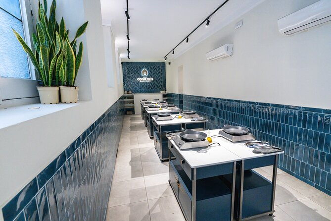 spanish-omelet-cooking-class-and-bottomless-wine-brunch