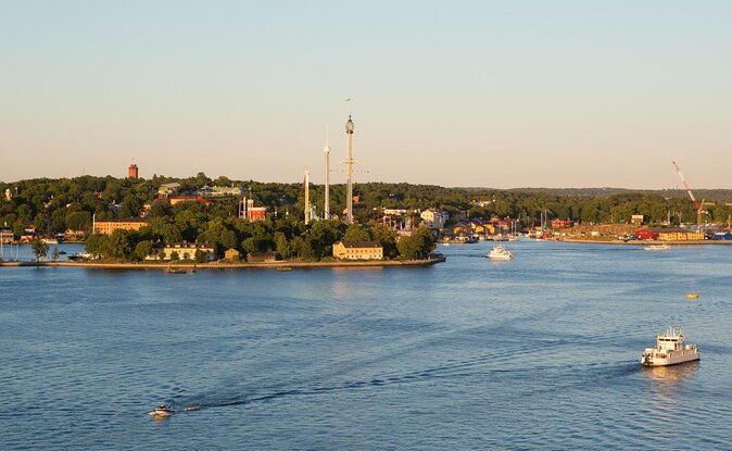 stockholm-sightseeing-cruise-along-djurgarden-canal-2