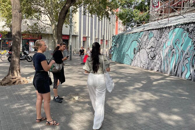 street-art-sculptures-and-murders-walking-tour-in-barcelona-2