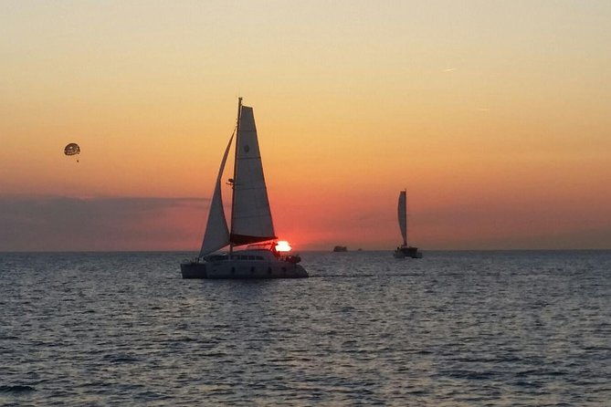 sunset-catamaran-expedition-in-front-of-cafe-mambo