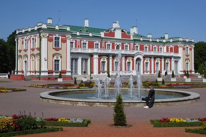tallinn-sightseeing-tour-by-coach-and-foot