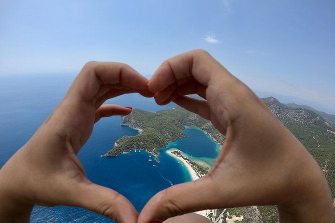 tandem-paragliding-over-the-blue-lagoon-in-fethiye