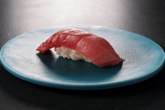 tokyo-roppongi-tuna-cutting-show-and-sushi-tasting-5pieces