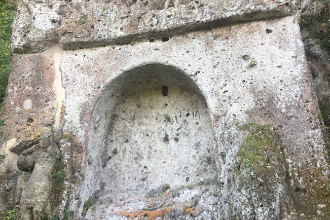 tomb-hunting-and-trekking-adventure-in-sovana