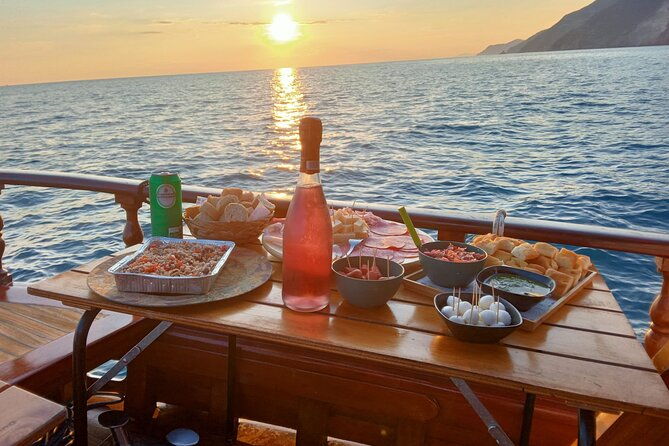 tour-of-apericena-at-sunset-and-dinner-on-boat