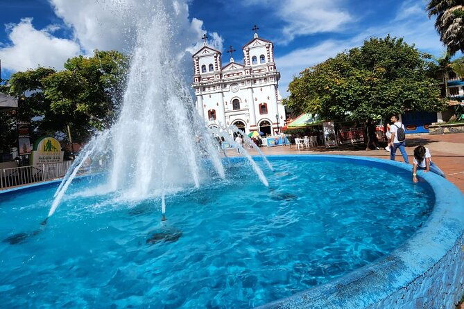 tour-to-guatape-piedra-del-penol-with-a-cruise-boat-tour