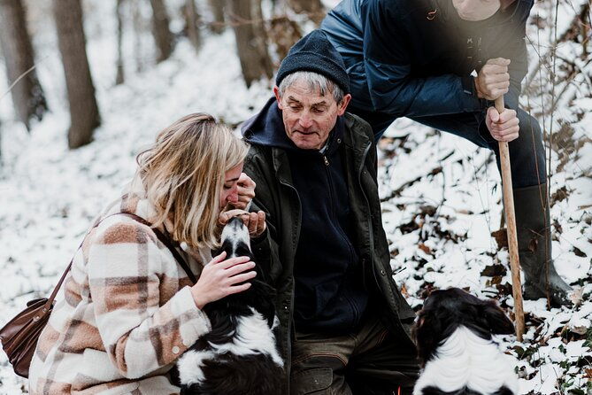truffle-hunting-and-cheese-truffle-wine-tasting-near-alba