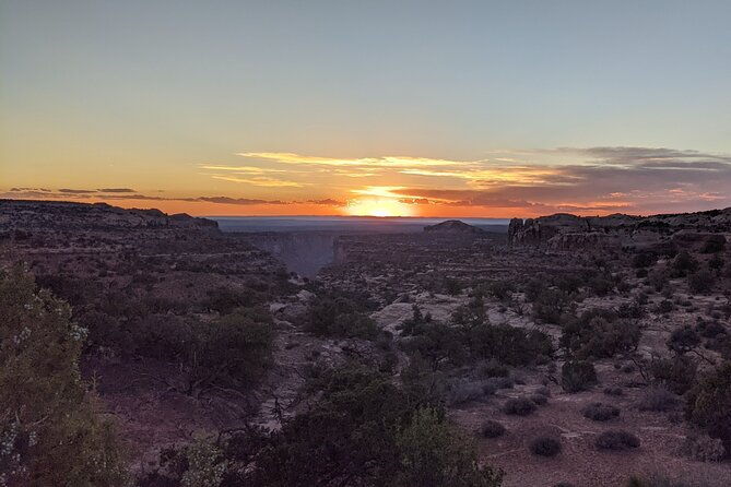 unique-secluded-sunset-in-moab-canyonlands-by-4x4-hike-2
