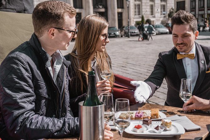 vienna-horse-drawn-carriage-ride-with-sparkling-wine-and-food
