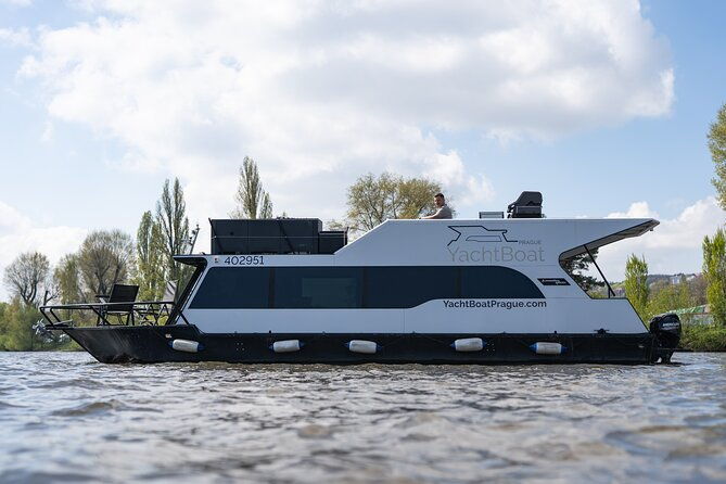 vip-prague-yachtboat-one-experience-all-you-can-drink