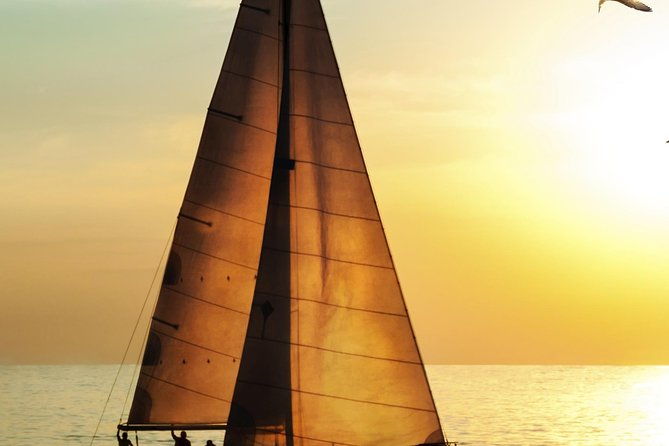 waikiki-fireworks-dinner-cruise-sail-sparkle-on-friday-nights