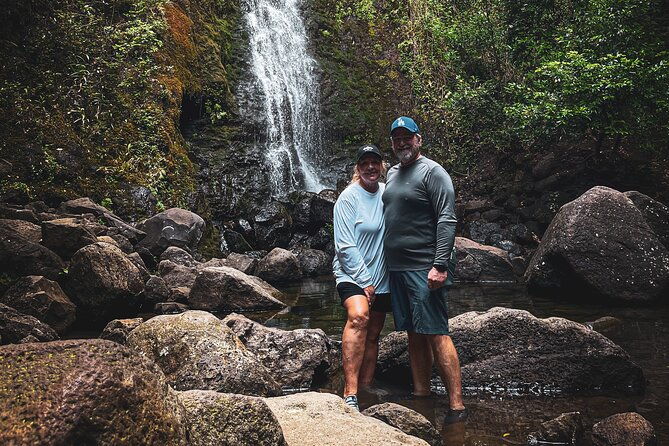 waterfall-hike-in-hawaii-rainforest-trail-2