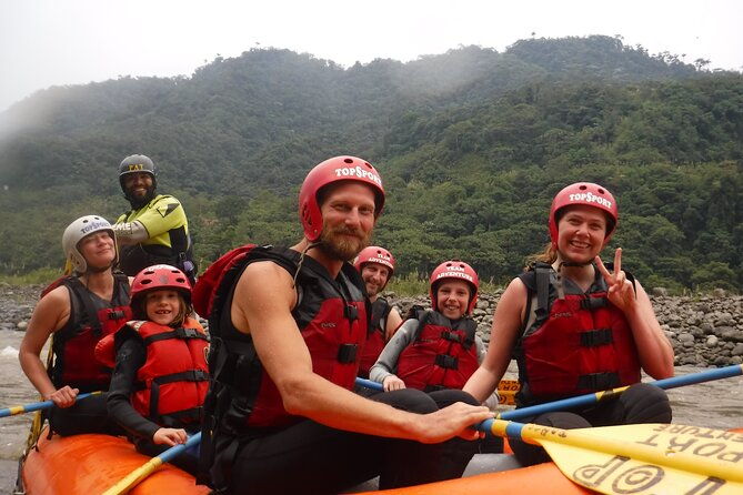 white-water-rafting-in-banos-de-agua-santa-level-iii-and-iv