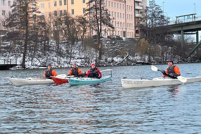 winter-kayak-tour-in-stockholm-city-dry-suit-kayaking-2