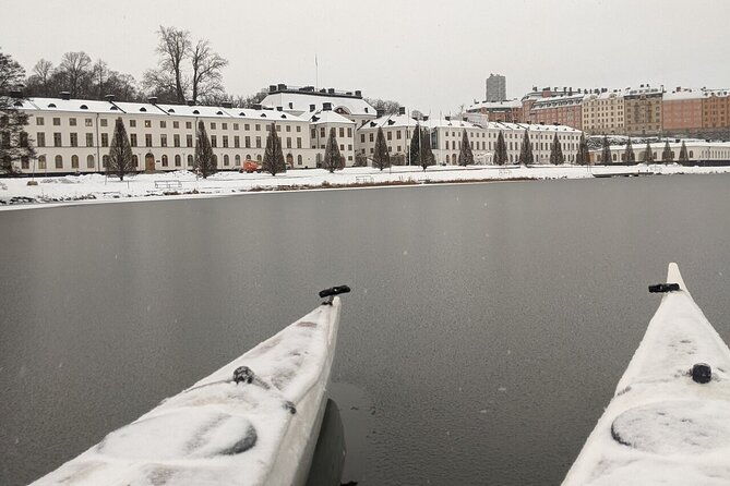 winter-kayak-tour-in-stockholm-city-dry-suit-kayaking-3