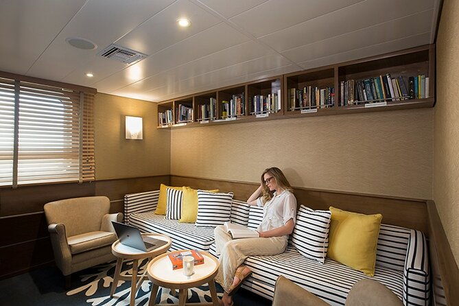yacht-isabela-ii-seabird-sanctuary-expedition-mon-fri