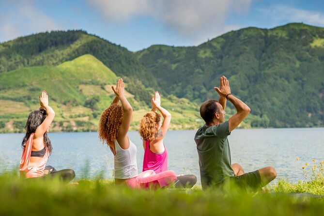 yoga-in-private-stand-up-paddle-at-lagoa-das-sete-cidades-2
