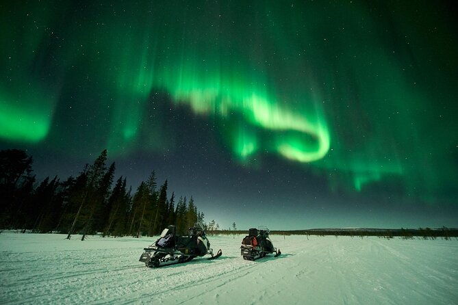 3-hours-snowmobiling-under-auroras-and-night-sky