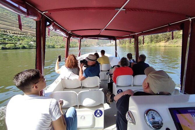 1-hour-boat-trip-along-the-douro-river-in-pinhao