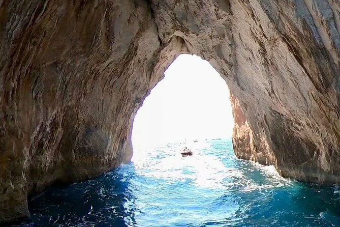 3-hours-comfortable-capri-private-tour-by-boat