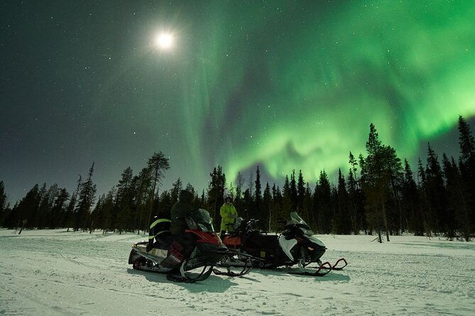 3-hours-snowmobiling-under-auroras-and-night-sky