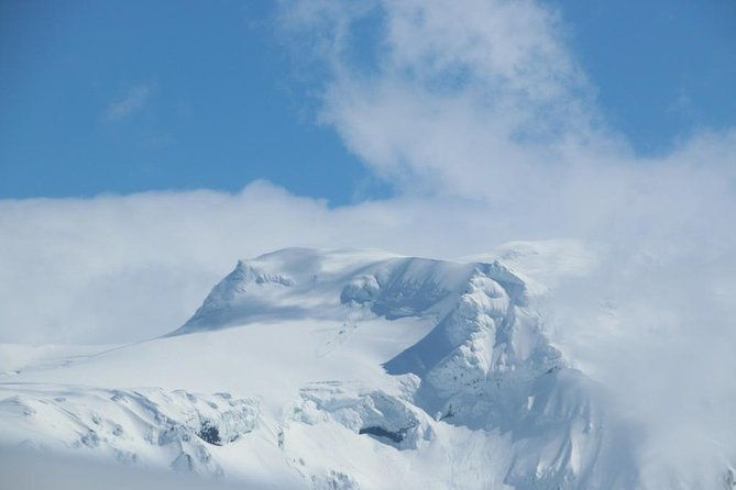 airplane-flight-over-glacier-lagoons-and-icelands-highest-peak
