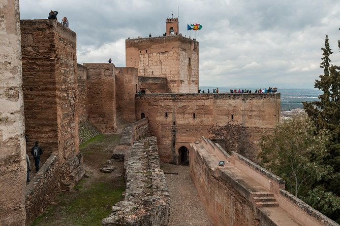 alhambra-visit-with-private-official-guide-in-granada