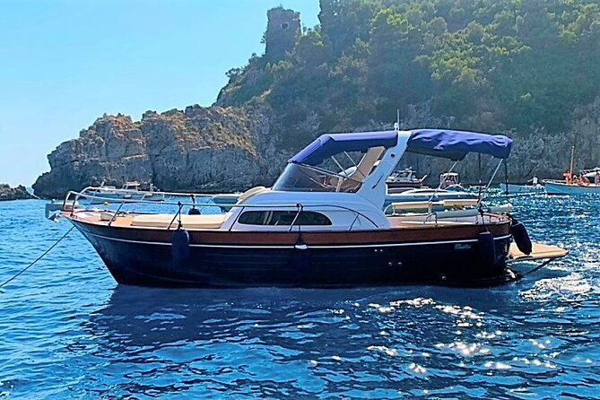 amalfi-coast-full-day-private-boat-tour-cabinrestroom-on-board-2