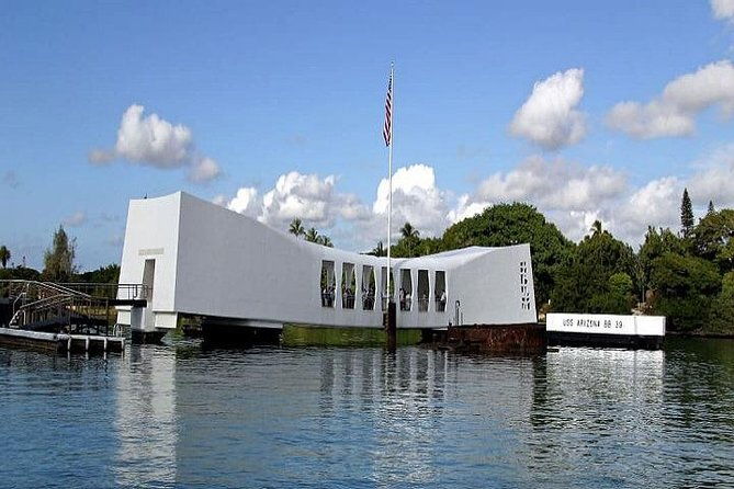 arizona-memorial-pearl-harbor-honolulu-city-tour-from-kauai-2