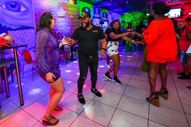 aruba-nightlife-and-barhopping-on-chogogo-party-bus