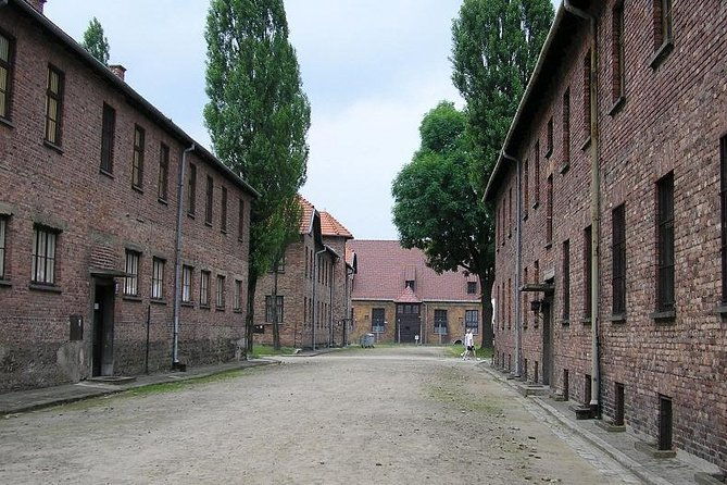 auschwitz-guided-tour-2
