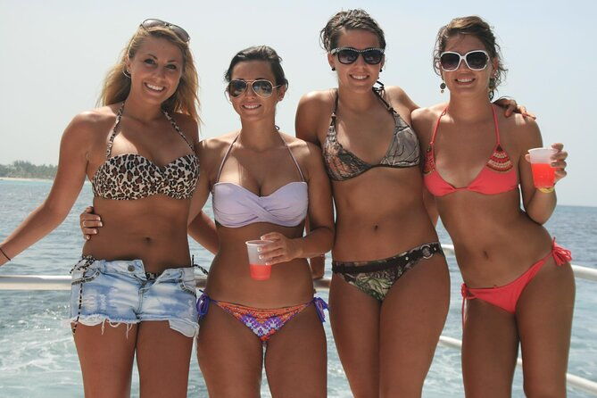 bavaro-catamaran-sail-snorkel-party-with-drinks-and-snacks