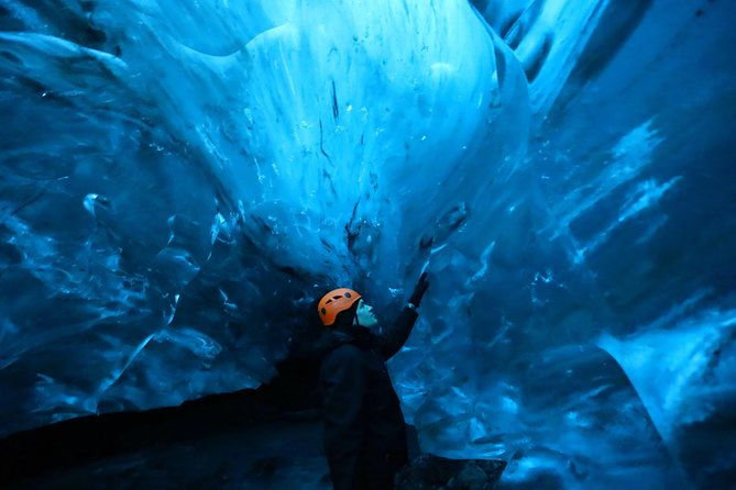 blue-ice-cave-exploration-from-jokulsarlon-glacier-lagoon