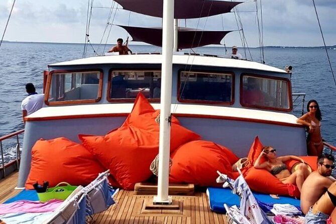 boat-tour-of-san-pietro-island