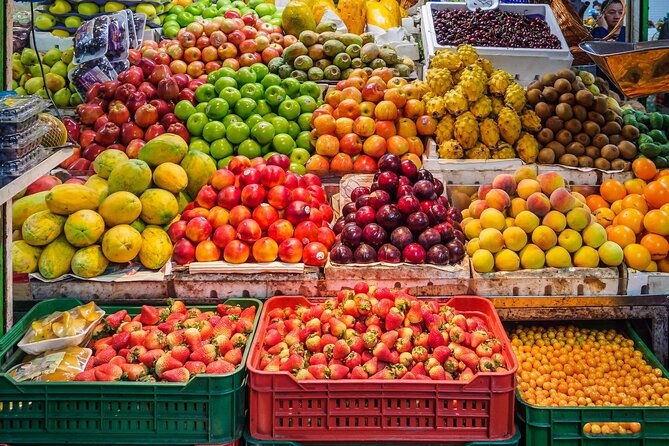 bogota-street-urban-tour-with-fruits-graffiti-and-private-guide