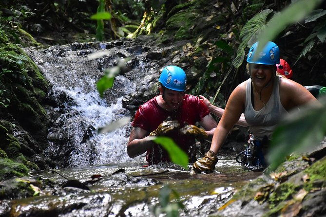 canyoning-waterfall-rappeling-maquique-adventure-near-to-arenal-volcano