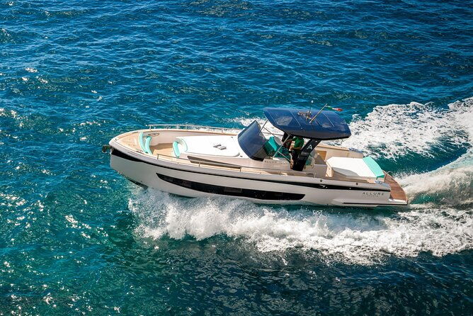 capri-discover-the-beauties-of-the-island-aboard-a-luxury-boat