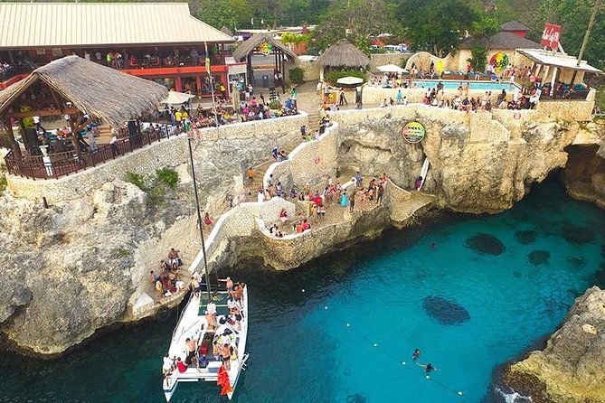 catamaran-cruise-full-day-tour-to-ricks-cafe-and-negril-beach