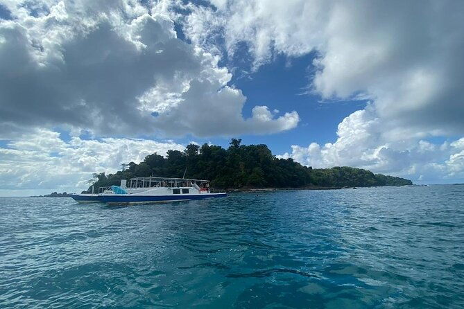 catamaran-snorkeling-at-cano-island-from-drake-bay