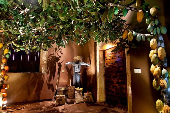 chocolate-making-experience-colonial-zone-walking-tour
