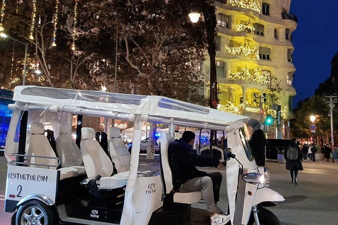 christmas-lights-tour-of-barcelona-in-private-eco-tuk-tuk-2