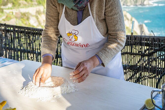 cinque-terre-gnocchi-pesto-class-with-seaview-in-riomaggiore